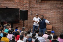 Cali se ilumina con inclusi&oacute;n: vendedores informales organizados para el Alumbrado Navide&ntilde;o 2023