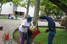 Unidad de Bienes y Servicios se puso la camiseta para embellecer el Parque Central R&iacute;o Cali