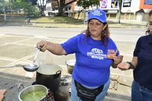 El puente de La Luna se pinta de color esperanza
