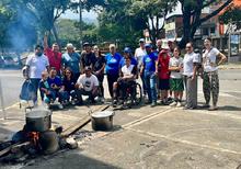 El puente de La Luna se pinta de color esperanza