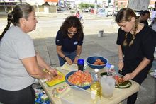 El puente de La Luna se pinta de color esperanza