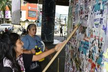 El puente de La Luna se pinta de color esperanza