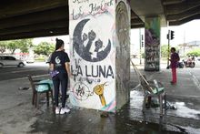 El puente de La Luna se pinta de color esperanza