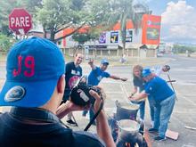 El puente de La Luna se pinta de color esperanza