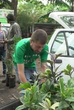 300 plantas ornamentales fueron entregadas a seis iniciativas comunitarias para fortalecer su cultura ambiental