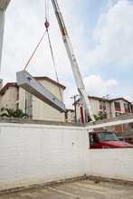 Con gr&uacute;as especializadas se instalan las columnas met&aacute;licas del IPC El Lido