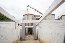 Con gr&uacute;as especializadas se instalan las columnas met&aacute;licas del IPC El Lido