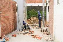 Con gr&uacute;as especializadas se instalan las columnas met&aacute;licas del IPC El Lido