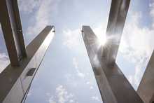 Con gr&uacute;as especializadas se instalan las columnas met&aacute;licas del IPC El Lido