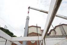 Con gr&uacute;as especializadas se instalan las columnas met&aacute;licas del IPC El Lido