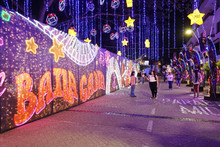 En familia y amigos, ciudadanos madrugan a disfrutar el alumbrado navide&ntilde;o de Cali