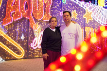 En familia y amigos, ciudadanos madrugan a disfrutar el alumbrado navide&ntilde;o de Cali