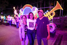 En familia y amigos, ciudadanos madrugan a disfrutar el alumbrado navide&ntilde;o de Cali