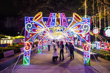 En familia y amigos, ciudadanos madrugan a disfrutar el alumbrado navide&ntilde;o de Cali