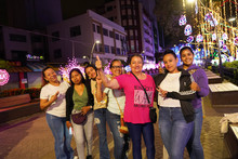 En familia y amigos, ciudadanos madrugan a disfrutar el alumbrado navide&ntilde;o de Cali