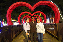 En familia y amigos, ciudadanos madrugan a disfrutar el alumbrado navide&ntilde;o de Cali