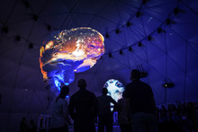 En familia y amigos, ciudadanos madrugan a disfrutar el alumbrado navide&ntilde;o de Cali