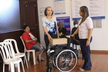 Se entregaron sillas de ruedas en la comuna 13