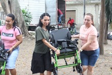 Se entregaron sillas de ruedas en la comuna 13