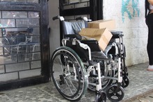 Se entregaron sillas de ruedas en la comuna 13