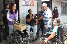 Se entregaron sillas de ruedas en la comuna 13