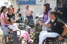 Se entregaron sillas de ruedas en la comuna 13