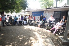 Se entregaron sillas de ruedas en la comuna 13