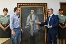 Retrato del pr&oacute;cer Joaqu&iacute;n de Cayzedo y Cuero fue entregado al alcalde Alejandro Eder por el Concejo de Cali