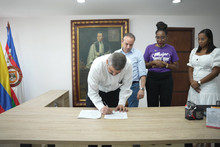 Firmado el contrato que dar&aacute; apertura al proceso de operaci&oacute;n de comedores comunitarios de Cali