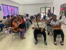 Las mujeres emprendedoras de la Comuna 5 siembran paz y esperanza