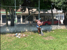 Vecinos del barrio El Retiro lideraron jornada para el mejoramiento de la  cancha del f&uacute;tbol del sector