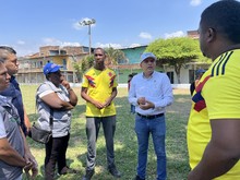 Vecinos del barrio El Retiro lideraron jornada para el mejoramiento de la  cancha del f&uacute;tbol del sector