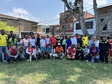 Vecinos del barrio El Retiro lideraron jornada para el mejoramiento de la  cancha del f&uacute;tbol del sector