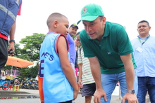 En compa&ntilde;&iacute;a del alcalde de Cali, Alejandro Eder, los usuarios de la Ciclovida disfrutaron del D&iacute;a Mundial de la Risa
