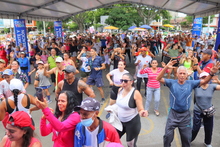En compa&ntilde;&iacute;a del alcalde de Cali, Alejandro Eder, los usuarios de la Ciclovida disfrutaron del D&iacute;a Mundial de la Risa