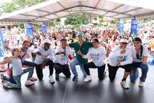 En compa&ntilde;&iacute;a del alcalde de Cali, Alejandro Eder, los usuarios de la Ciclovida disfrutaron del D&iacute;a Mundial de la Risa