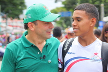 En compa&ntilde;&iacute;a del alcalde de Cali, Alejandro Eder, los usuarios de la Ciclovida disfrutaron del D&iacute;a Mundial de la Risa