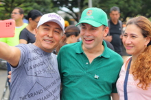 En compa&ntilde;&iacute;a del alcalde de Cali, Alejandro Eder, los usuarios de la Ciclovida disfrutaron del D&iacute;a Mundial de la Risa