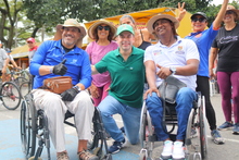 En compa&ntilde;&iacute;a del alcalde de Cali, Alejandro Eder, los usuarios de la Ciclovida disfrutaron del D&iacute;a Mundial de la Risa
