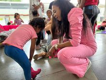 Pasos de Alegr&iacute;a: la Subsecretar&iacute;a de Atenci&oacute;n a la Primera Infancia acompa&ntilde;&oacute; a la Gestora Social de Cali en una donaci&oacute;n de zapatos a ni&ntilde;os y ni&ntilde;as de la Comuna 20