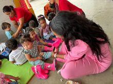 Pasos de Alegr&iacute;a: la Subsecretar&iacute;a de Atenci&oacute;n a la Primera Infancia acompa&ntilde;&oacute; a la Gestora Social de Cali en una donaci&oacute;n de zapatos a ni&ntilde;os y ni&ntilde;as de la Comuna 20