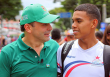 En compañía del alcalde de Cali, Alejandro Eder, los usuarios de la Ciclovida disfrutaron del Día Mundial de la Risa