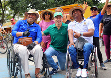 En compañía del alcalde de Cali, Alejandro Eder, los usuarios de la Ciclovida disfrutaron del Día Mundial de la Risa