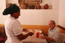 Las gestoras y gestores de comedores comunitarios cuentan con una l&iacute;nea de atenci&oacute;n para garantizar el seguimiento y control de la seguridad alimentaria en Cali