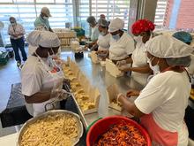 Un total de 1300 personas se benefician cada fin de semana a trav&eacute;s de raciones alimenticias en el Tecnocentro