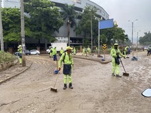 M&aacute;s de 1.350 metros c&uacute;bicos de residuos, el equivalente a 17 piscinas ol&iacute;mpicas, han sido recolectados despu&eacute;s de las inundaciones