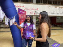 El Kiosko Violeta se toma las universidades de Cali para sensibilizar sobre la violencia de g&eacute;nero 