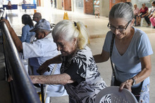 En Cali 14.000 personas mayores de 80 a&ntilde;os ya empezaron a recibir el incremento de Colombia Mayor
