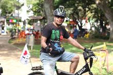 Herney Bustos y su &lsquo;caballito de acero&rsquo;. Todo un monumento a la salsa.