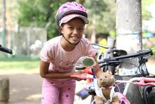 Valery Romero y su mascota de peluche &lsquo;Flower&rsquo; se dieron su &lsquo;rodadita&rsquo; durante la celebraci&oacute;n del D&iacute;a Mundial de la Bicicleta en la Ciclovida de Cali.